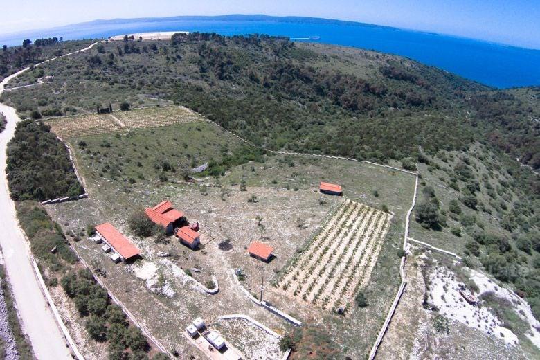 Idyllic estate in a beautiful location, overlooking the sea