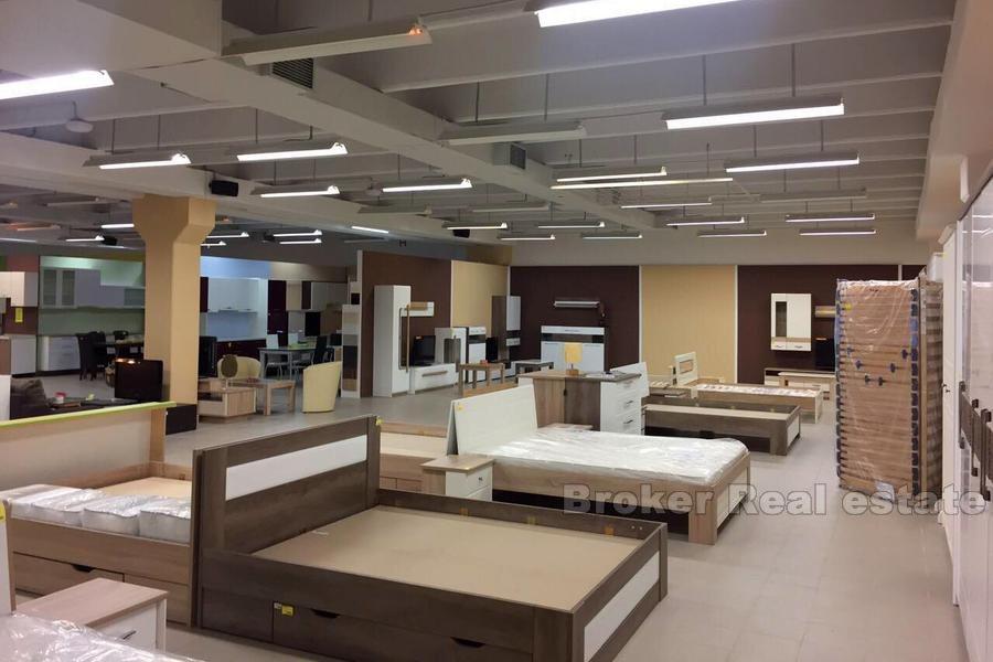 Edificio commerciale di 7280 m2, in vendita