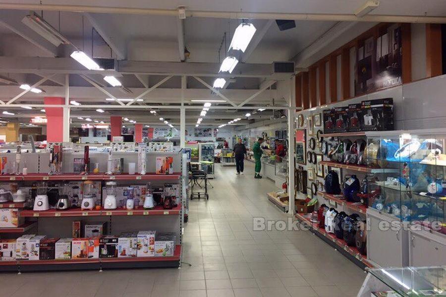 Edificio commerciale di 7280 m2, in vendita