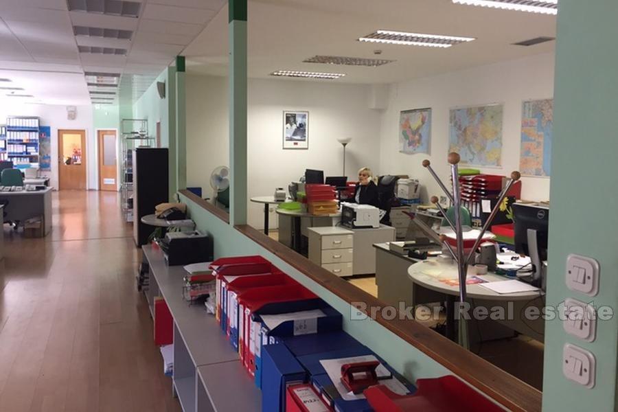 Edificio commerciale di 7280 m2, in vendita