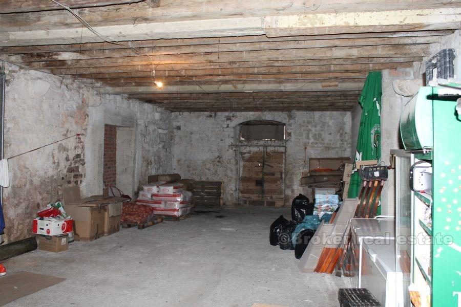 Forretningslokaler i sentrum, nær sjøen, til salgs