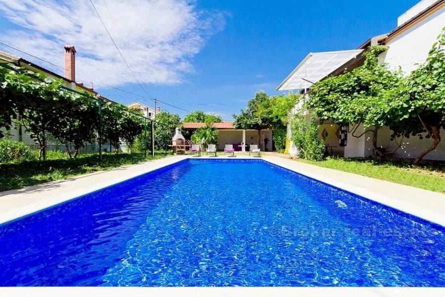 Samostatná vila s bazénem, k prodeji