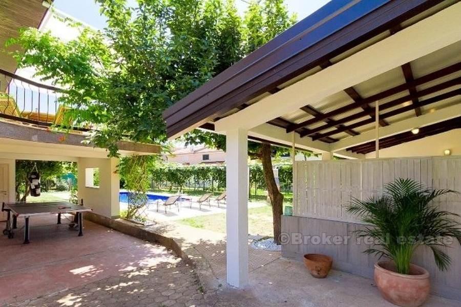 Samostatná vila s bazénem, k prodeji