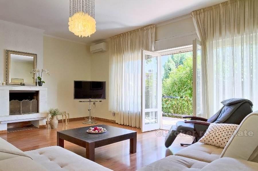 Samostatná vila s bazénem, k prodeji