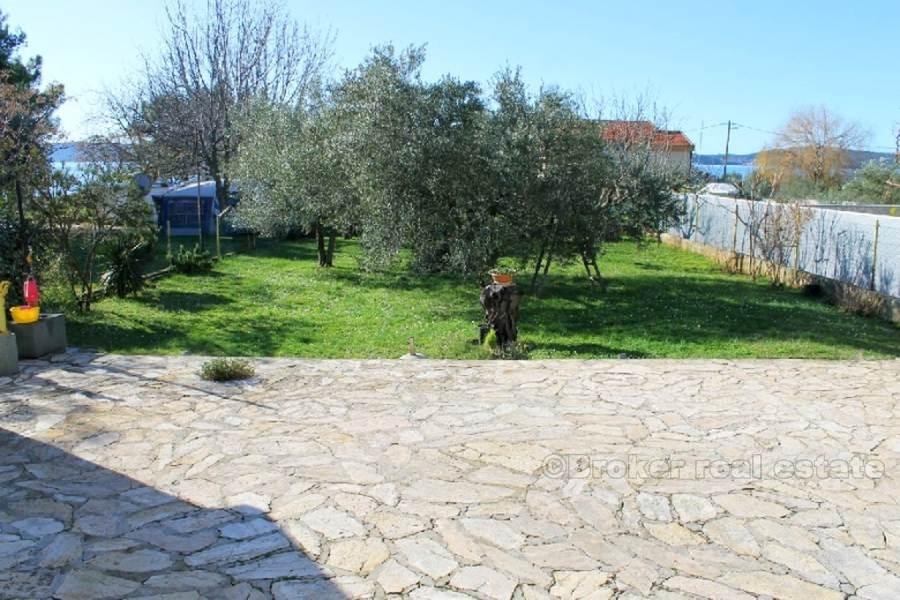 Samostojeća kuća u prvom redu do mora