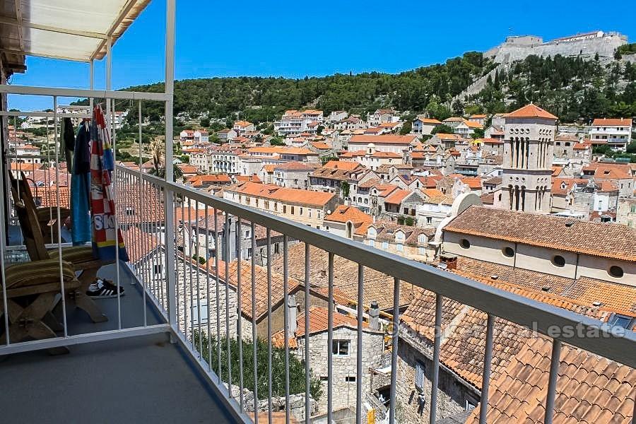 Et interessant steinhus i sentrum, til salgs