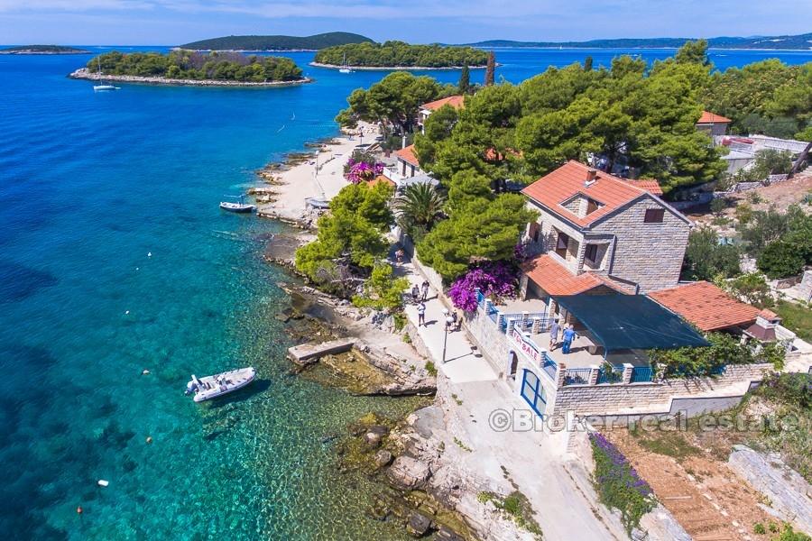 Samostojeća kuća u prvom redu do mora, na prodaju