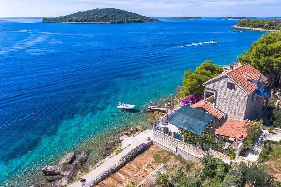 Samostojeća kuća u prvom redu do mora, na prodaju