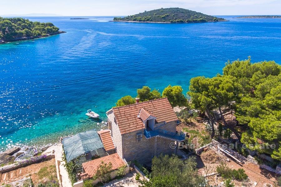 Samostojeća kuća u prvom redu do mora, na prodaju