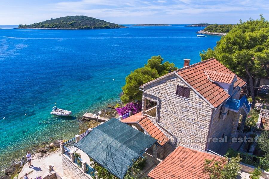 Samostojeća kuća u prvom redu do mora, na prodaju
