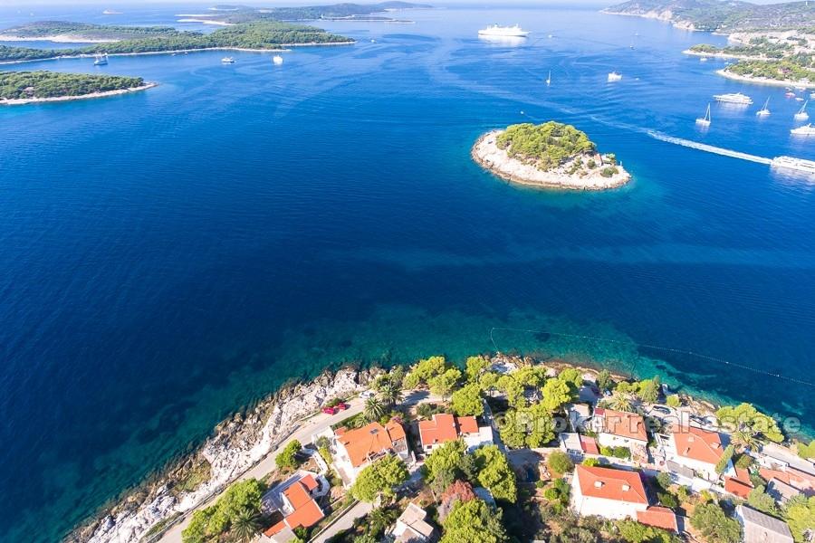 Attraktiv villa i første rad til sjøen, til salgs