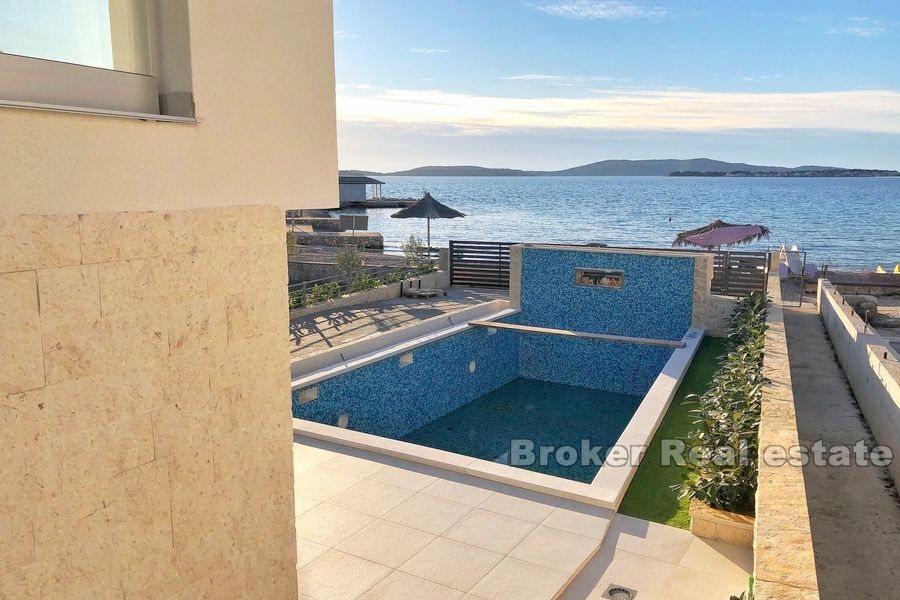 Moderne villa i første rad til sjø, til salgs