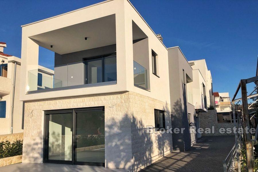 Moderne villa i første rad til sjø, til salgs