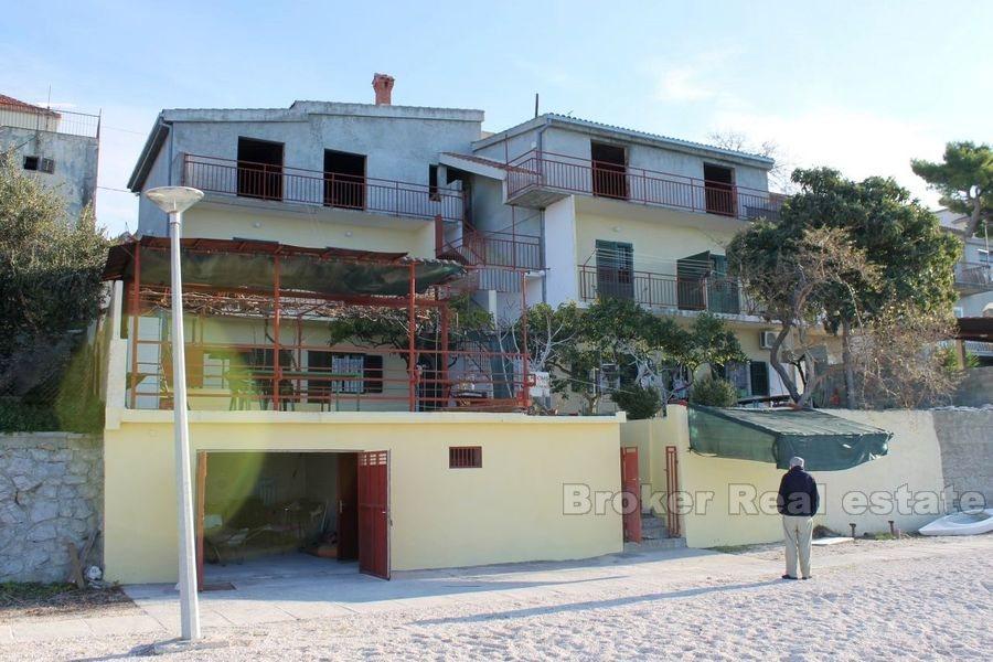 Fronte mare di edificio bifamiliare, in vendita