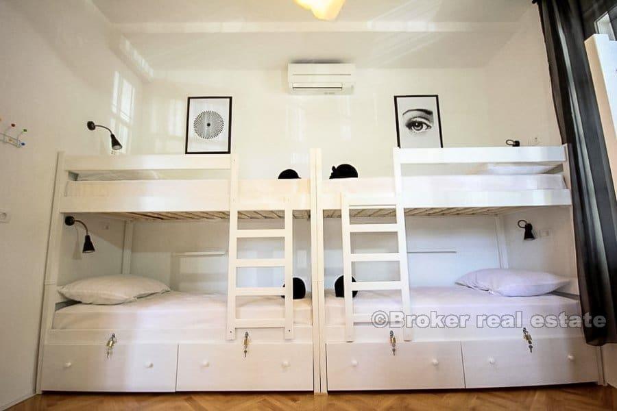 Plně zařízený a vybavený hostel, na prodej