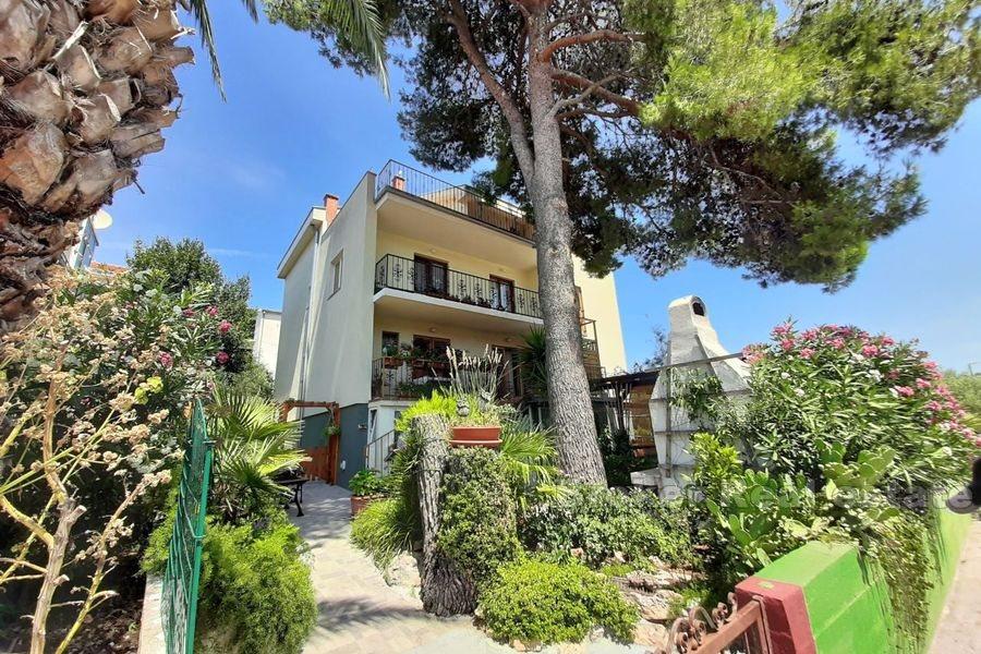 Detached quality house with partial sea view