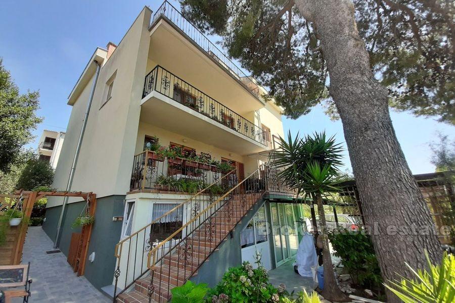 Detached quality house with partial sea view
