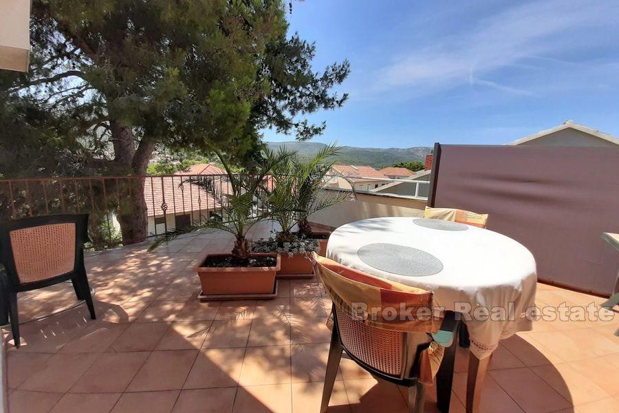 Detached quality house with partial sea view