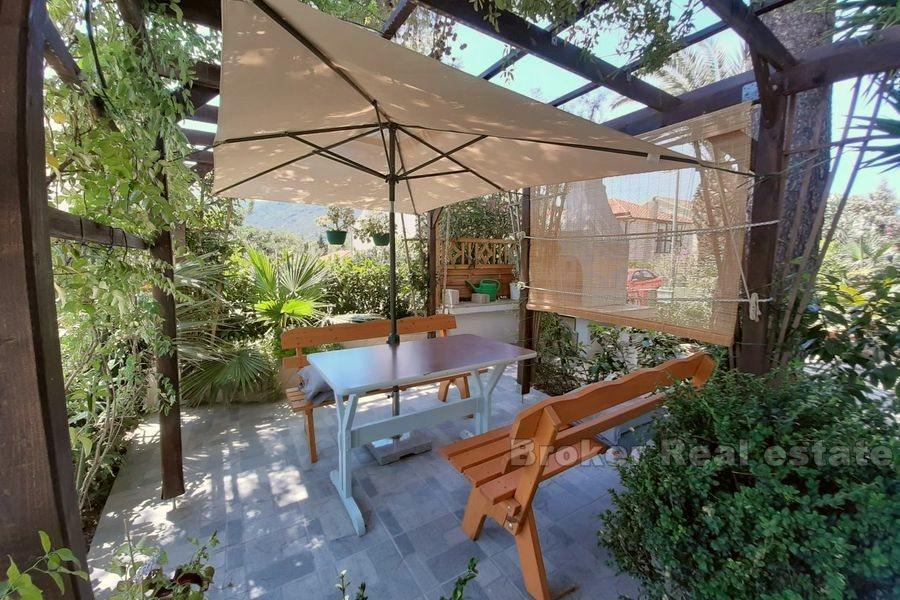 Detached quality house with partial sea view