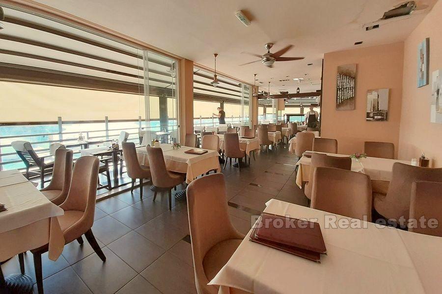 Restaurant und Luxuszimmer mit Meerblick