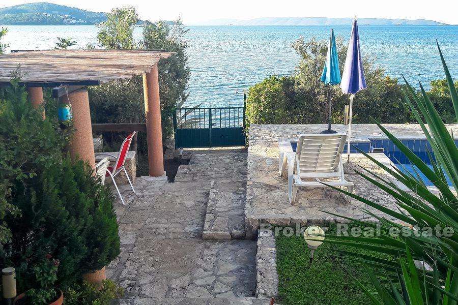Maison avec piscine, première rangée de la mer