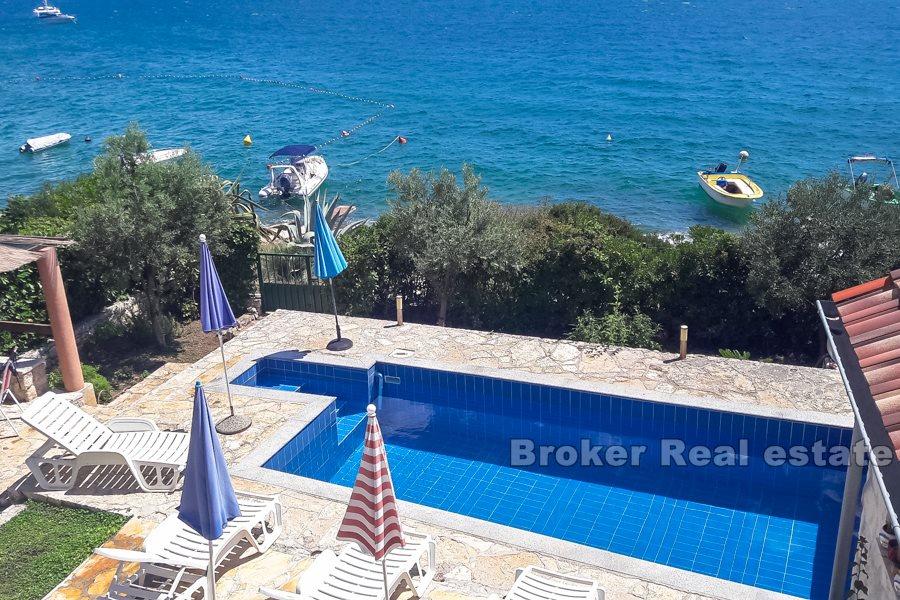 Maison avec piscine, première rangée de la mer