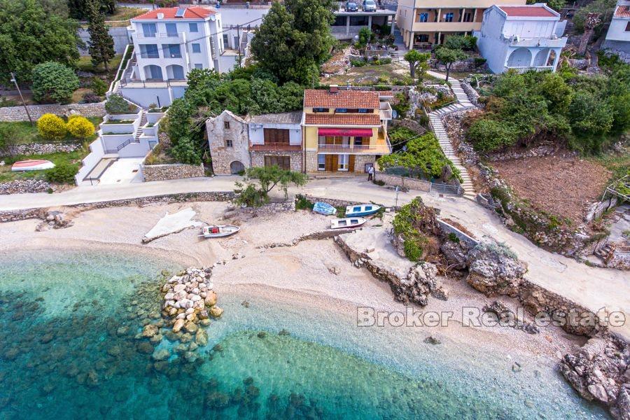 Maison jumelée première rangée à la mer, à vendre