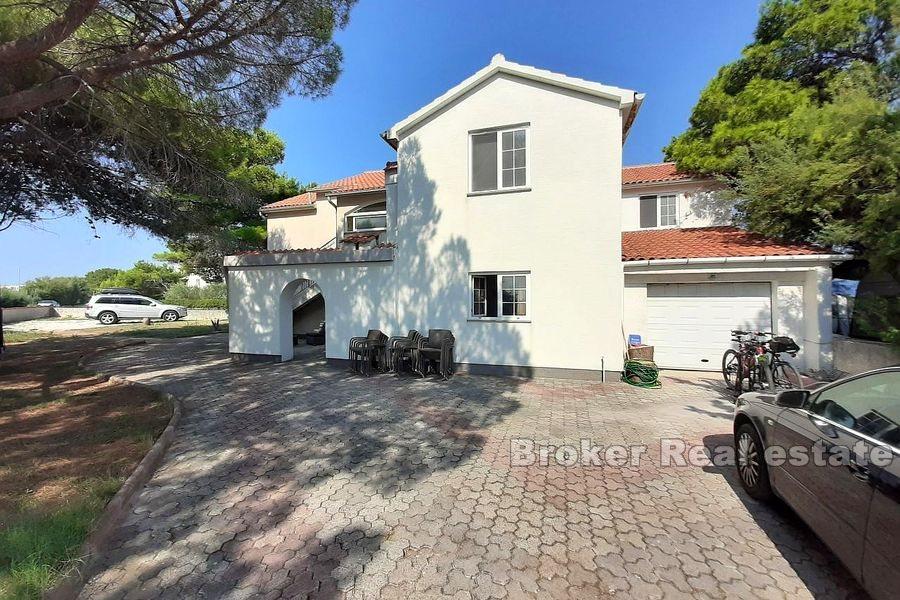 Maison sur deux étages, première rangée de la mer