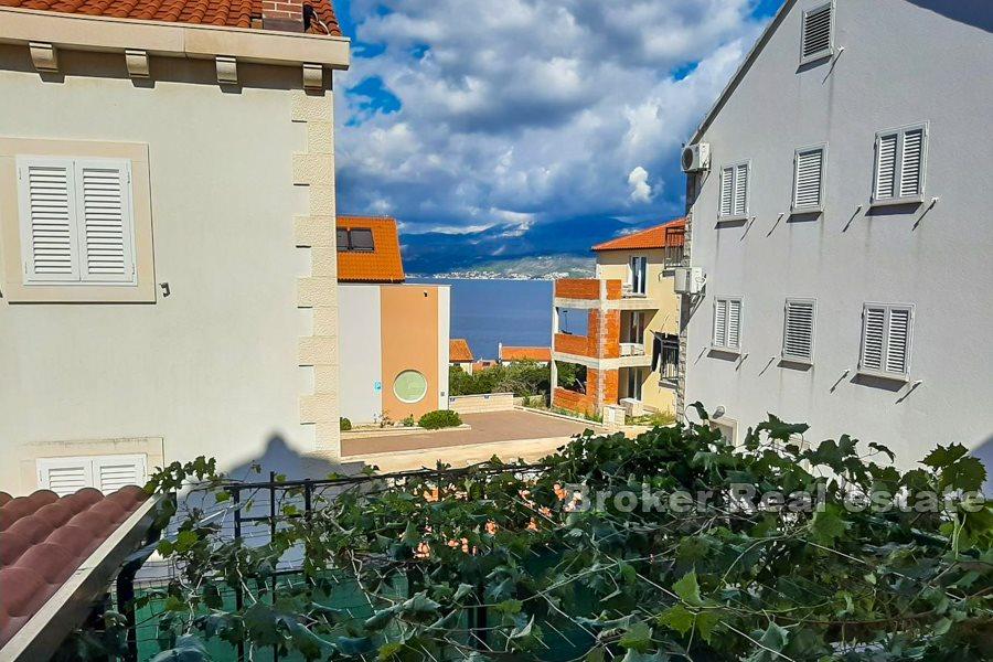 Apartman s okućnicom u blizini mora