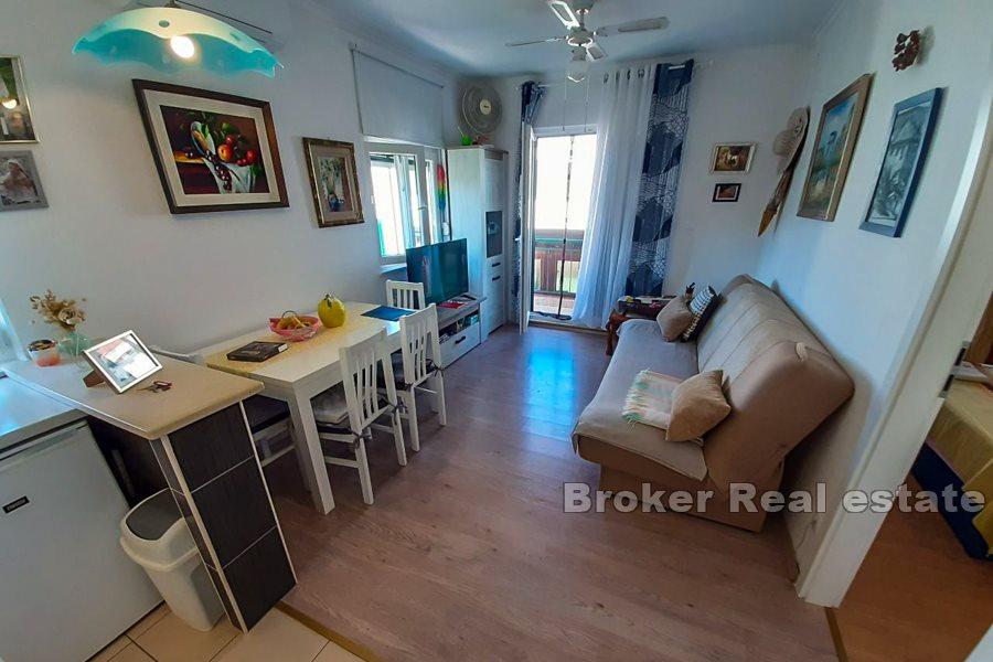 Apartman s okućnicom u blizini mora
