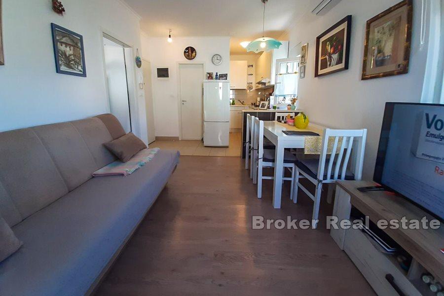 Apartman s okućnicom u blizini mora