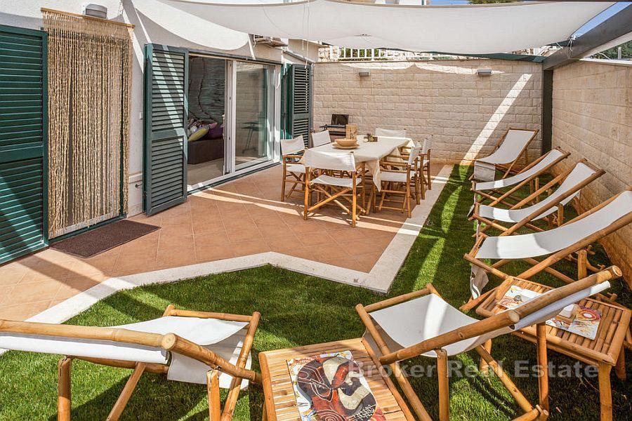 Elegantni apartman s vrtom