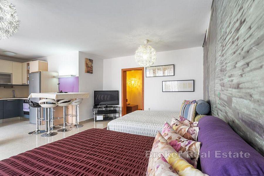 Elegantni apartman s vrtom