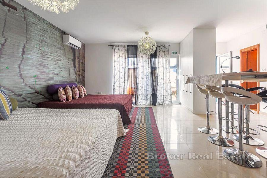 Elegantni apartman s vrtom