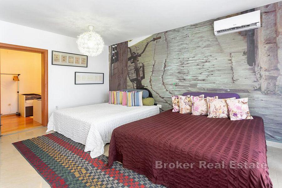 Elegantni apartman s vrtom