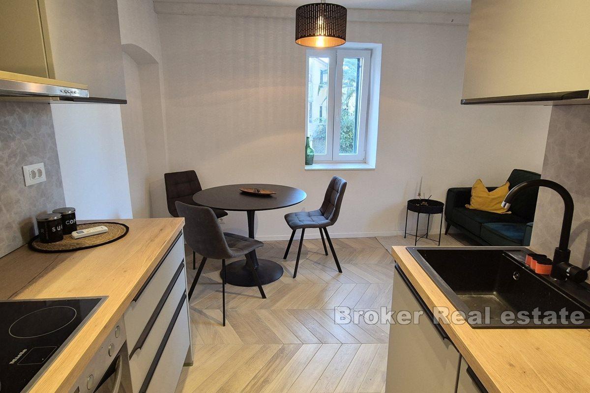 Totalrenovert steinhus nær sjøen