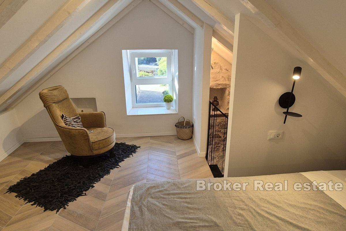 Totalrenovert steinhus nær sjøen