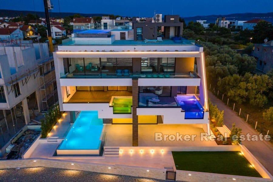 Luxuswohnung mit Pool am Meer