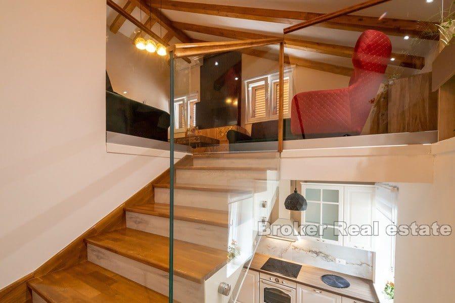 Renovert hus i andre rad til sjøen