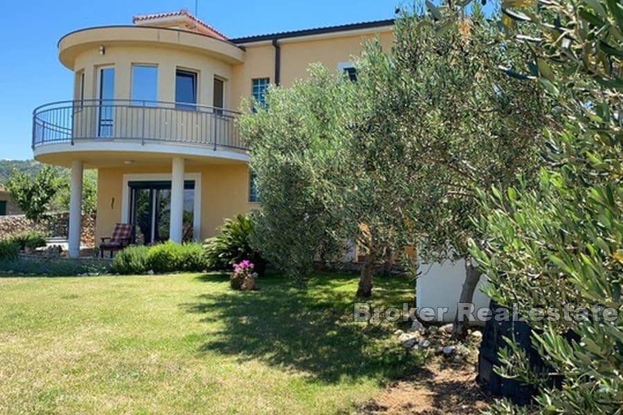 Villa élégante avec vue