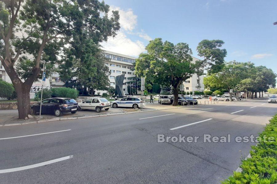 Dobri - Business premises in a busy location
