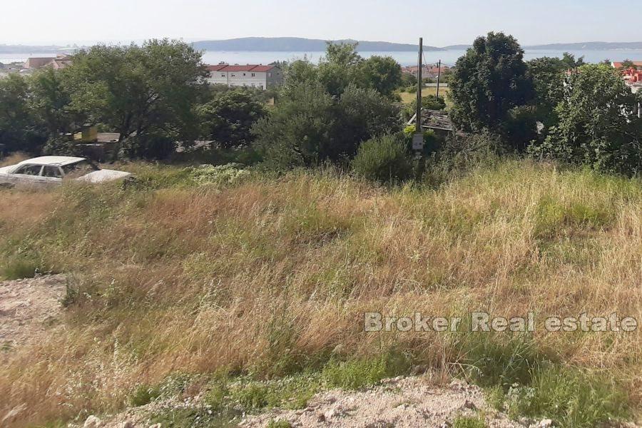Terreno edificabile con progettazione concettuale e vista