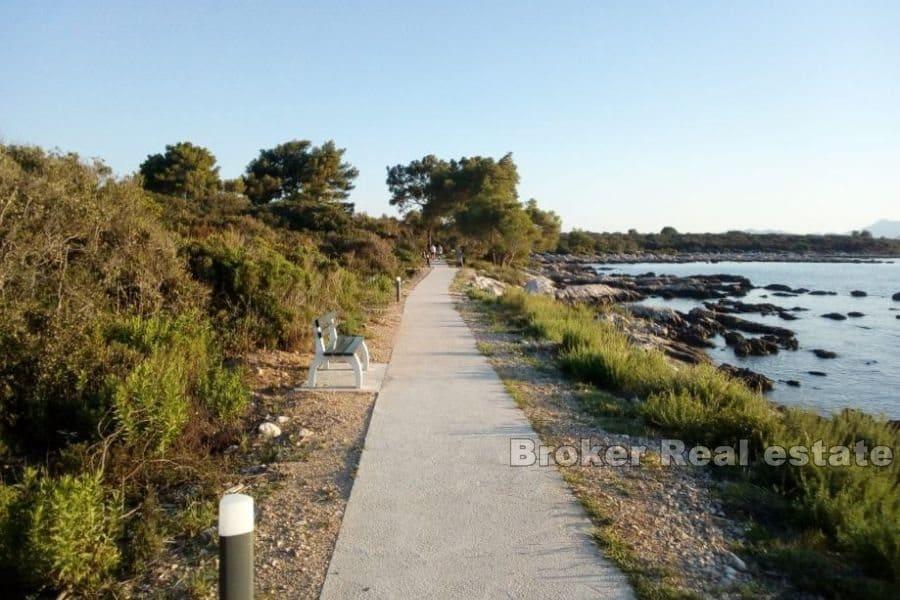 Terrain spacieux au premier rang en bord de mer