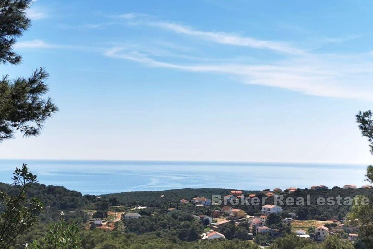Spacious grounds with an open view of the sea