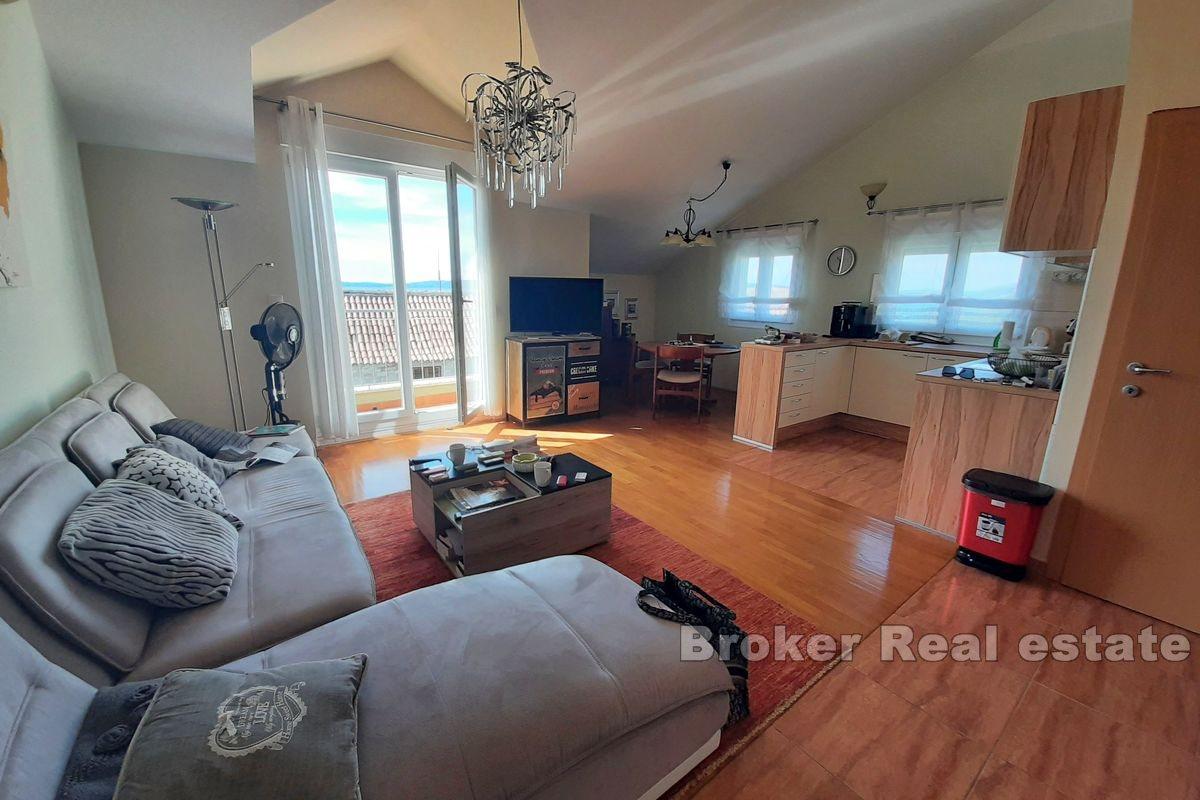 Geräumige Dreizimmer-Penthouse-Wohnung mit Aussicht