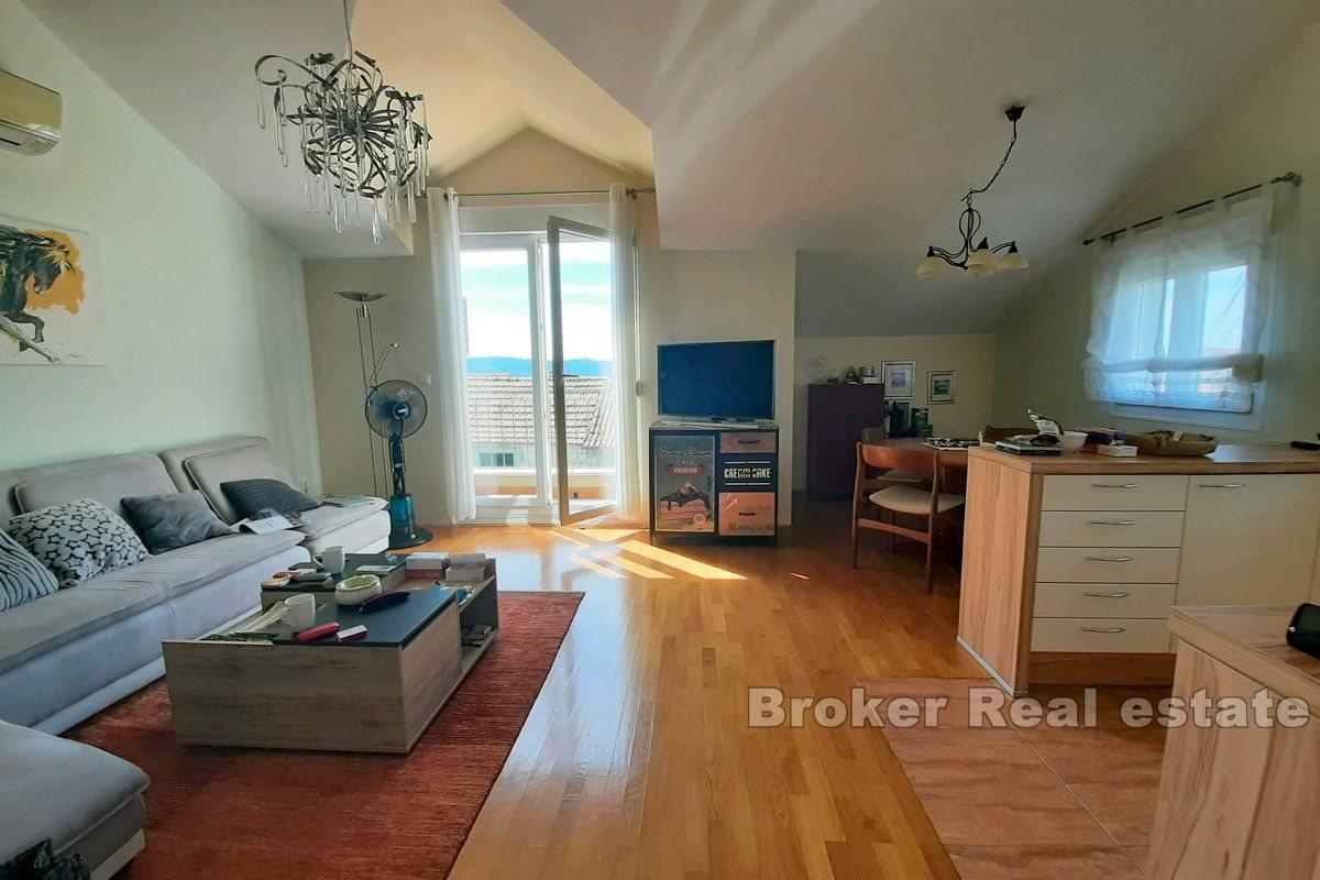 Geräumige Dreizimmer-Penthouse-Wohnung mit Aussicht