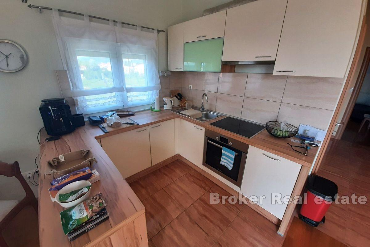 Geräumige Dreizimmer-Penthouse-Wohnung mit Aussicht