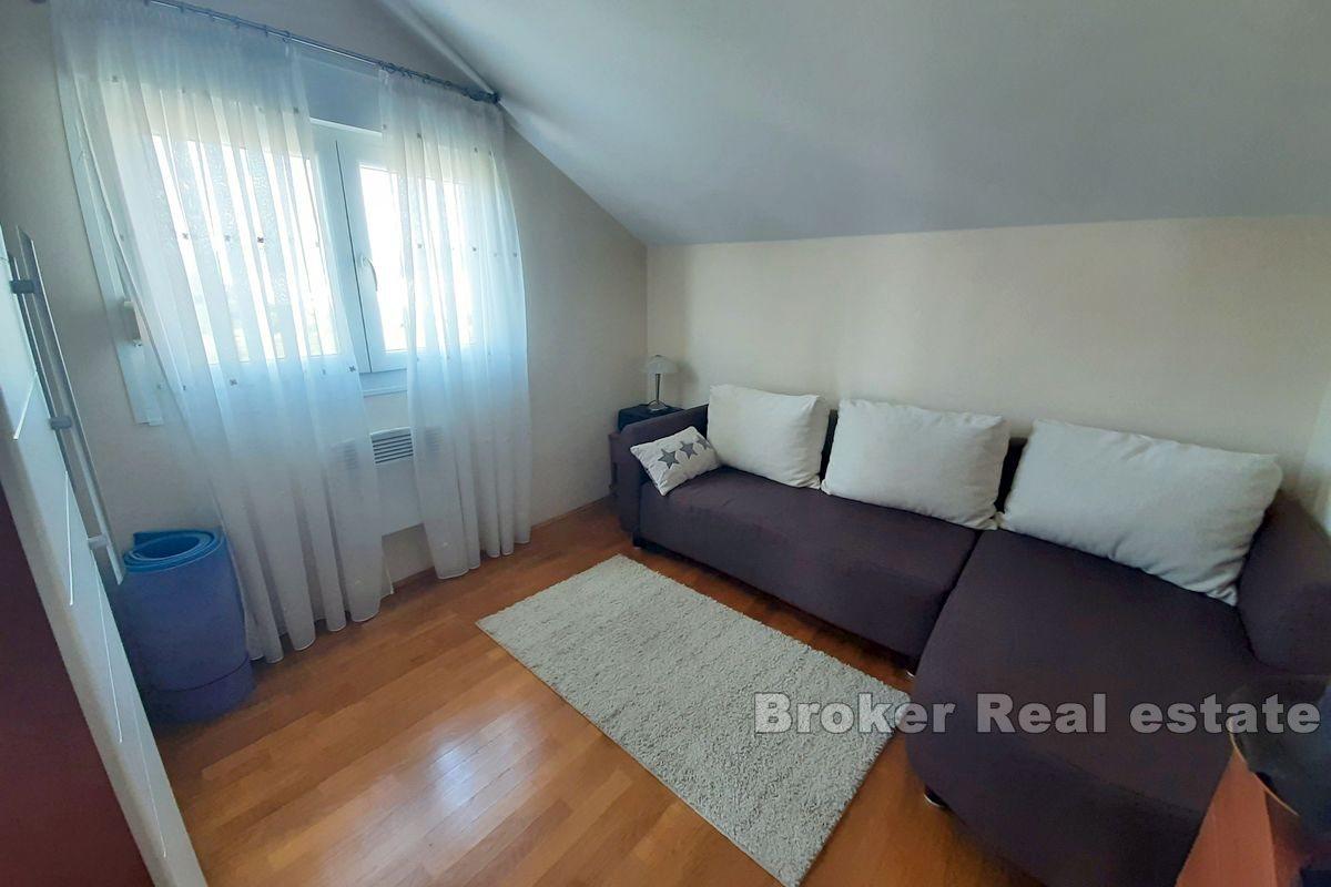 Geräumige Dreizimmer-Penthouse-Wohnung mit Aussicht