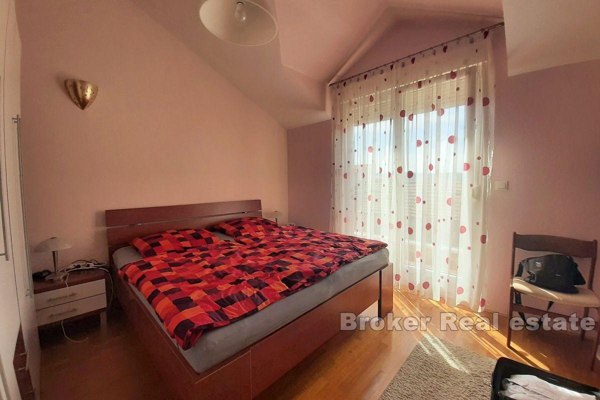 Geräumige Dreizimmer-Penthouse-Wohnung mit Aussicht