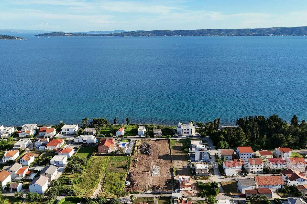 Building land with a view of the sea